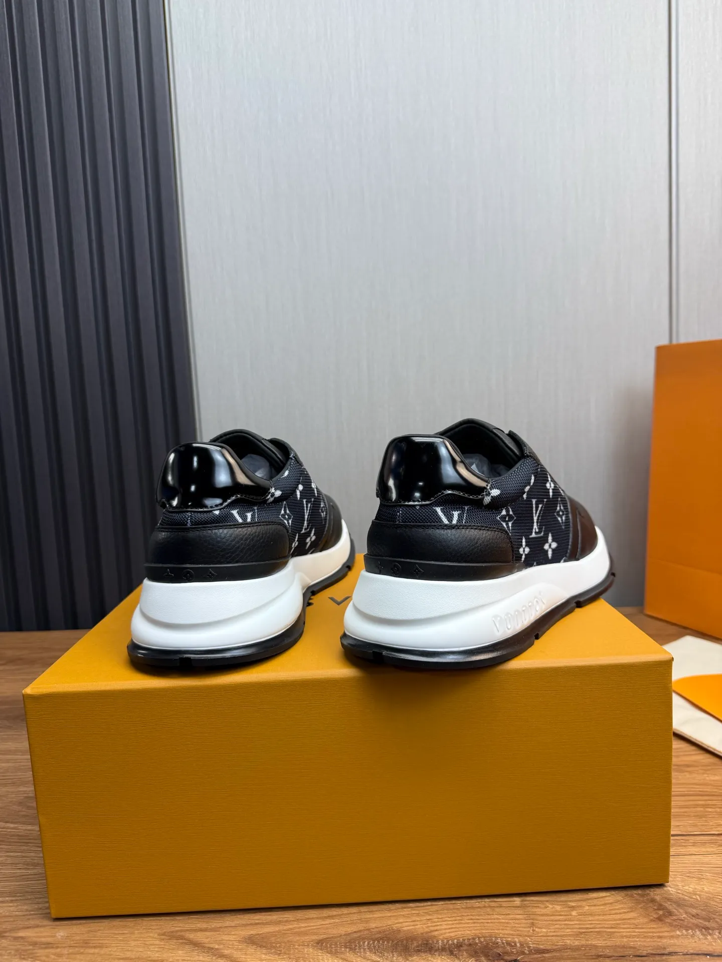 Men's shoes 💰800💰 LOUIS VUITTON [Luden Yiwei] Brand new trendy Lv is on the market 🎁, casual and fashionable men's shoes 👟Original 1:1 shipment✅ The upper is made of imported brand leather + cowhide lining, the original wear-resistant rubber outsole, the version is simple and elegant, exclusive for trendy men. 38-44 (customized at 38.45)